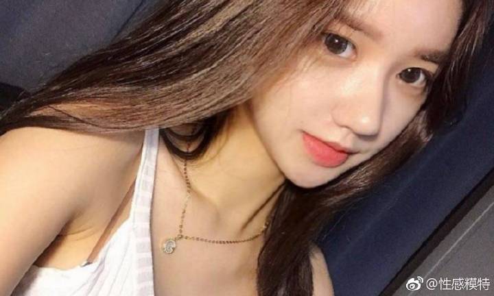 经历家暴后离婚，50岁脱口秀新人“房主任”出道